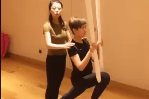 空中瑜伽的全面系统学习肩颈和腿部